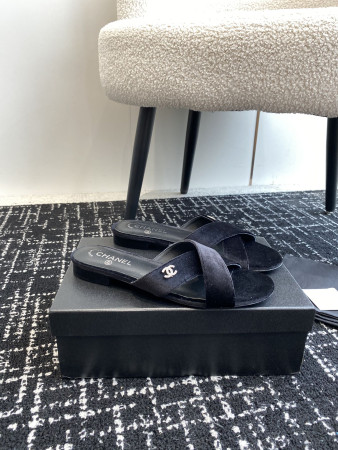 ua Ch*el women's slides