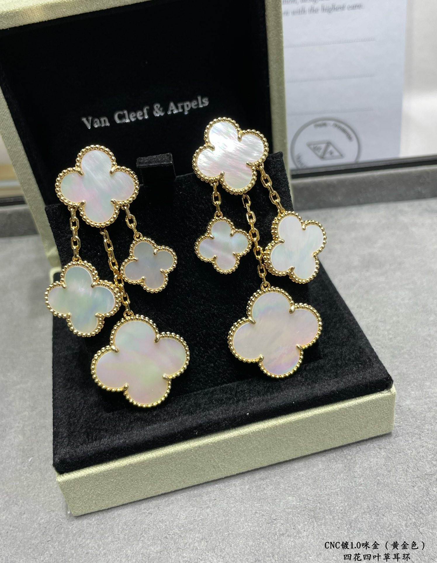 V*N CL*F & arpels high-grade white fritillary four-flower four-leaf clover earrings