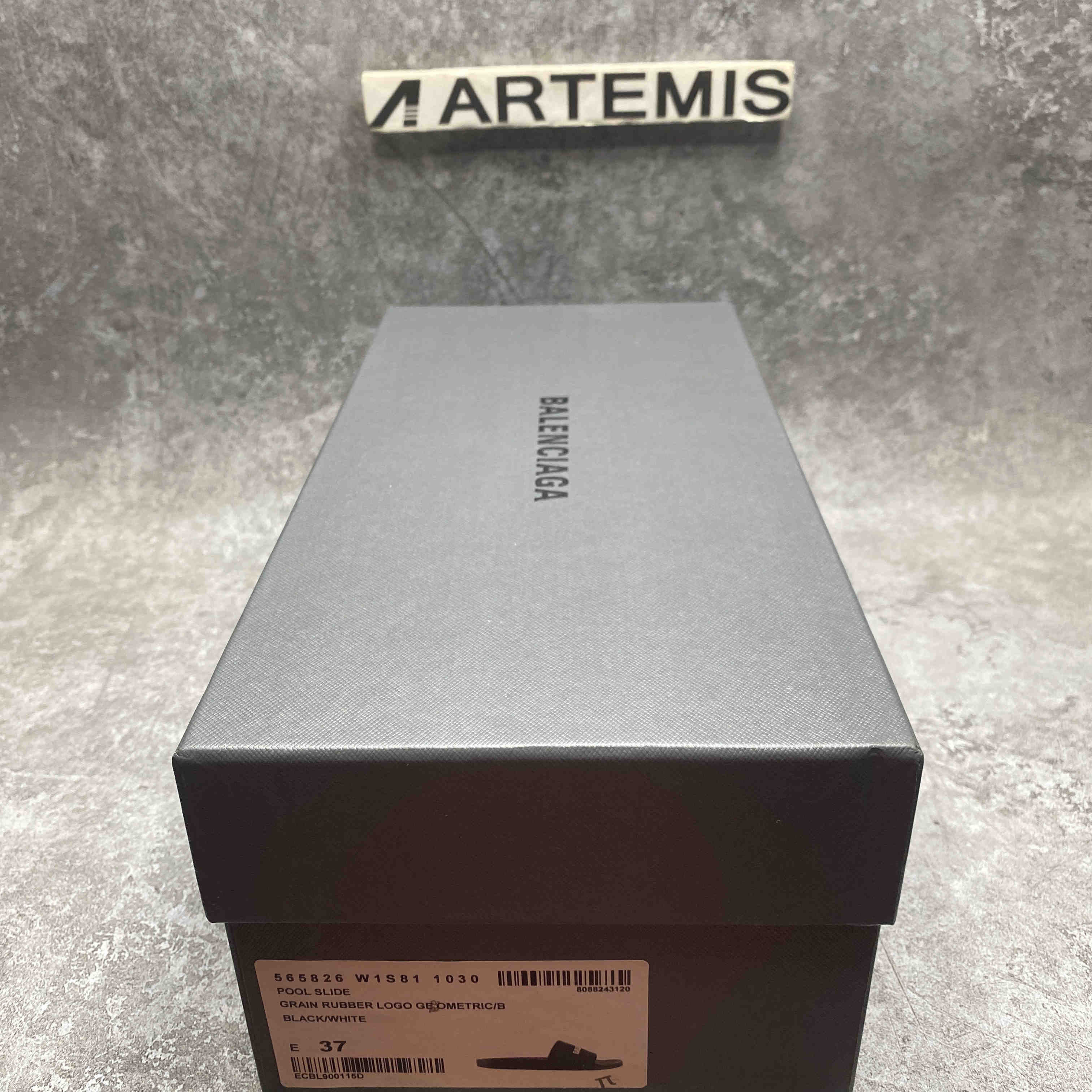 Ba*len*cia*ga pool slide black white