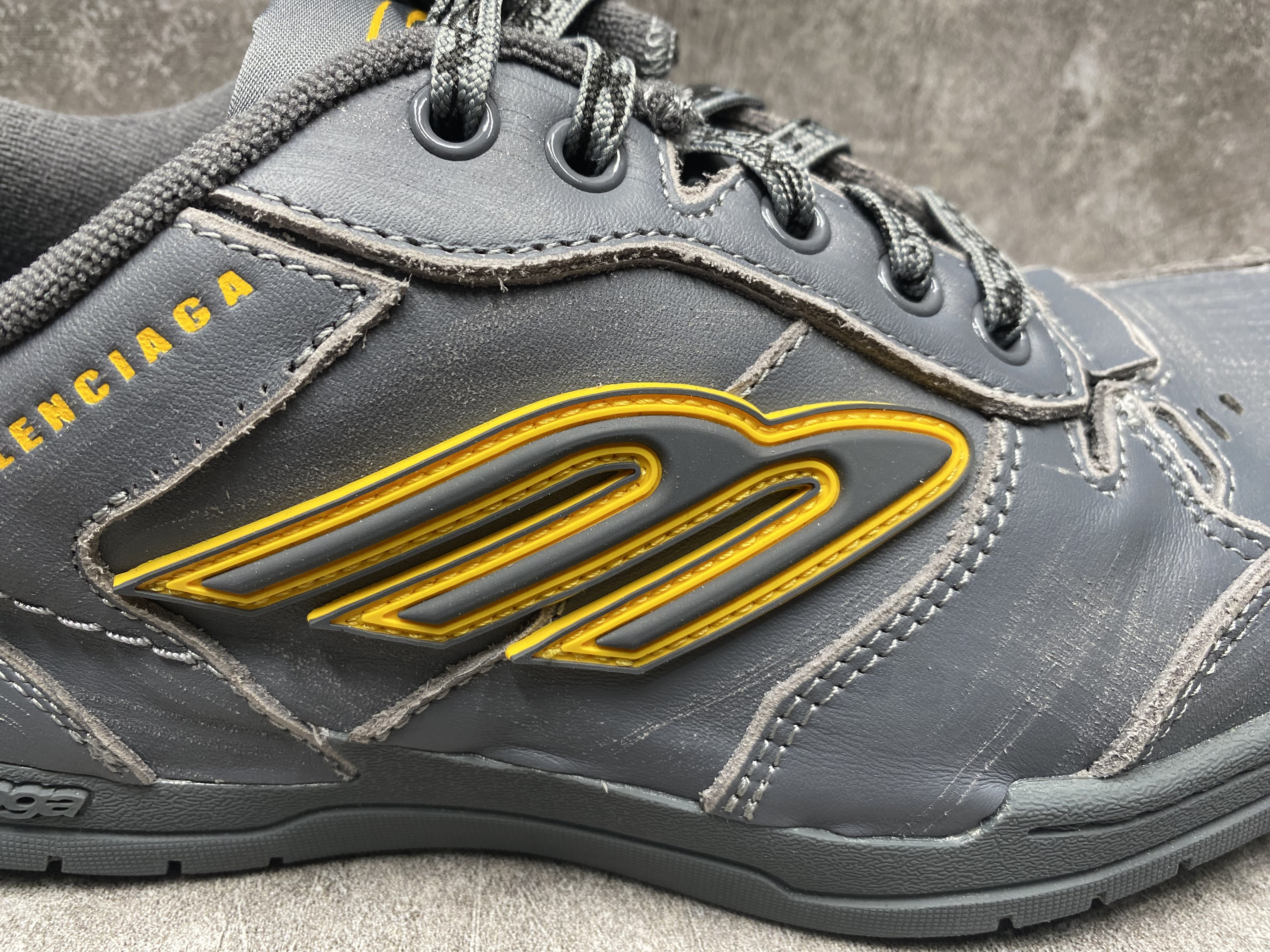 ua Ba*len*cia*ga hamptons worn-out sneaker in grey/yellow(run one size large)