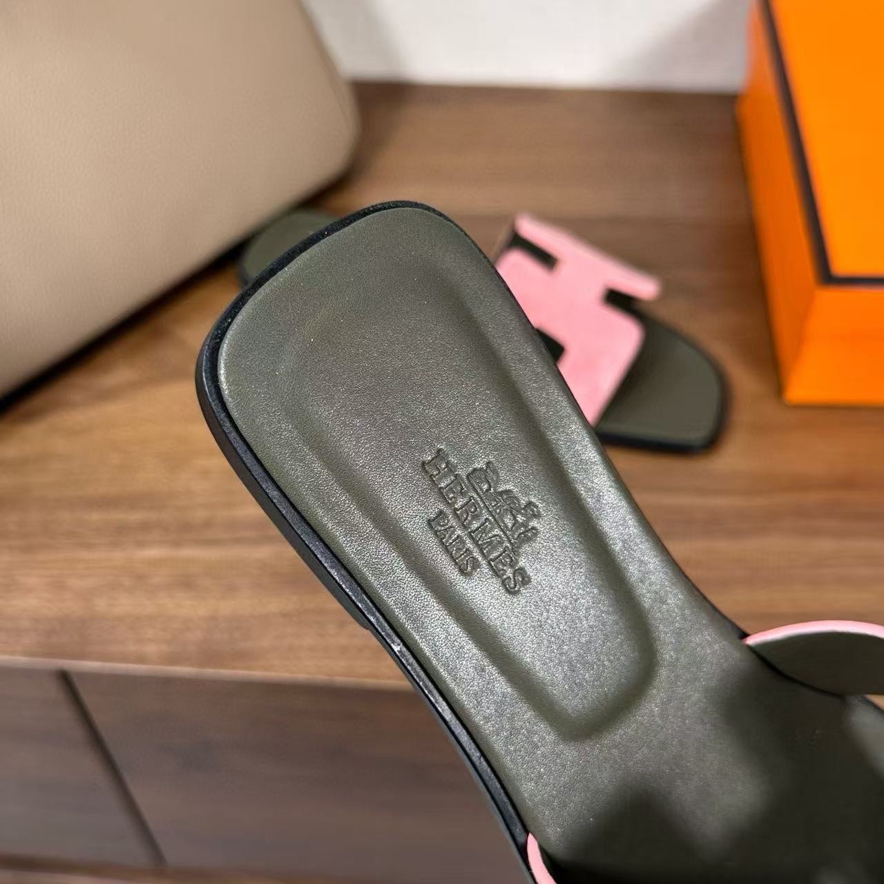 UA Hermès Oran sandal