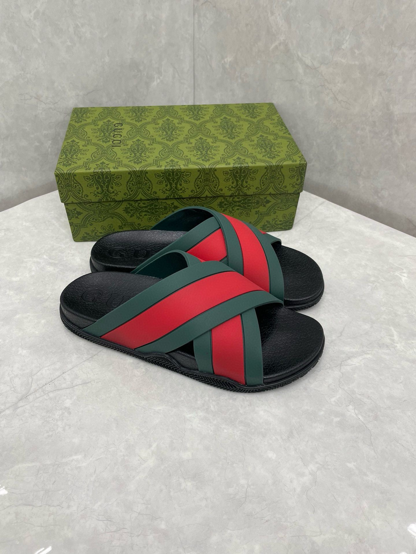 ua G*u*i criss cross slide sandals