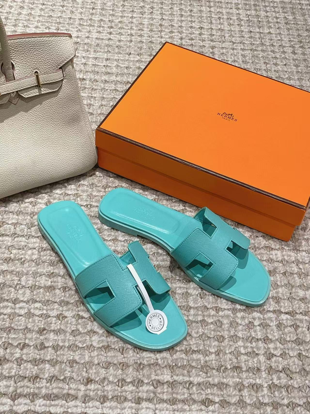 UA Hermès Oran sandal