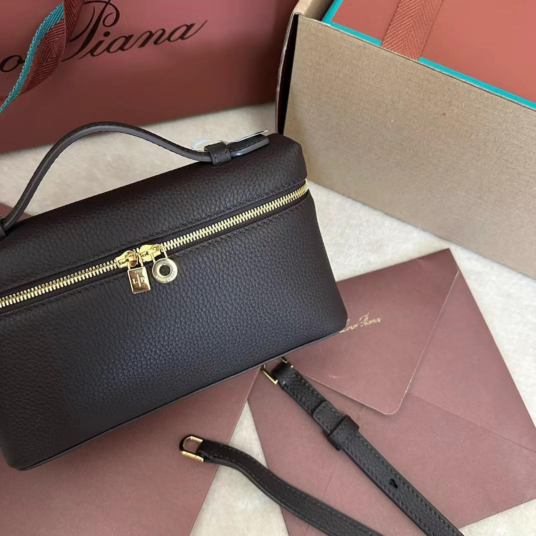 L**o p*ana extra pocket l19 grained calfskin 11 x 19 x 6.5 cm