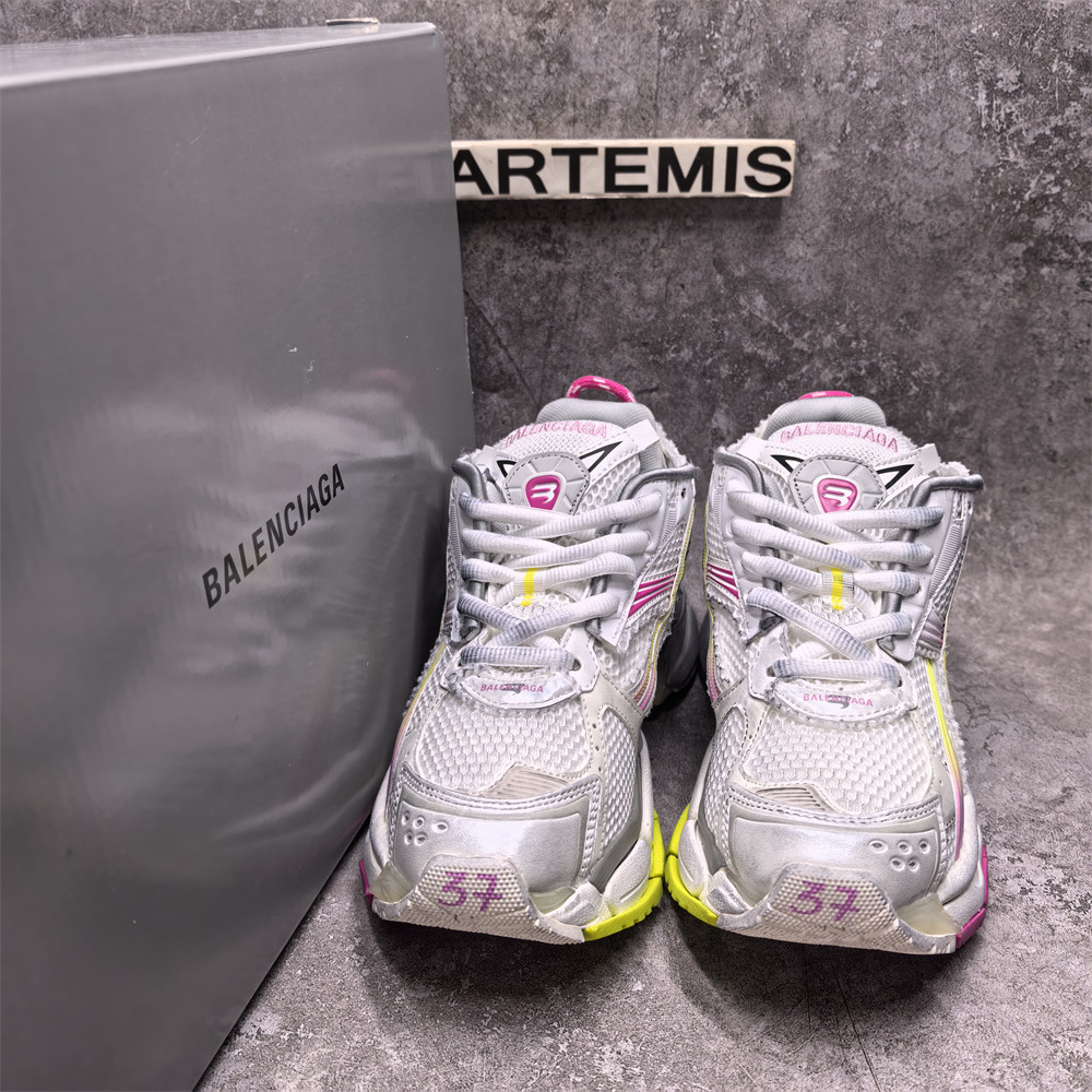 ua Ba*len*cia*ga runner sneaker