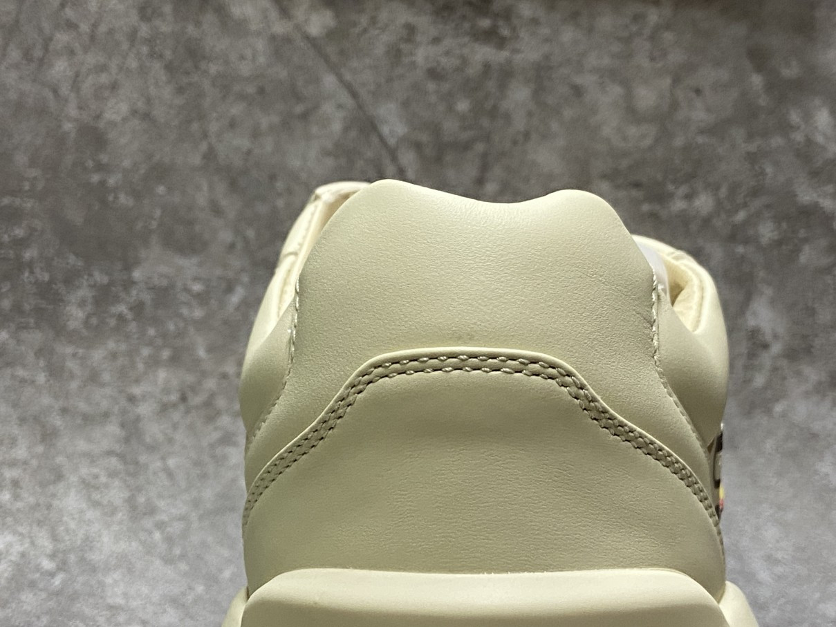 G*u*i rhyton logo ivory