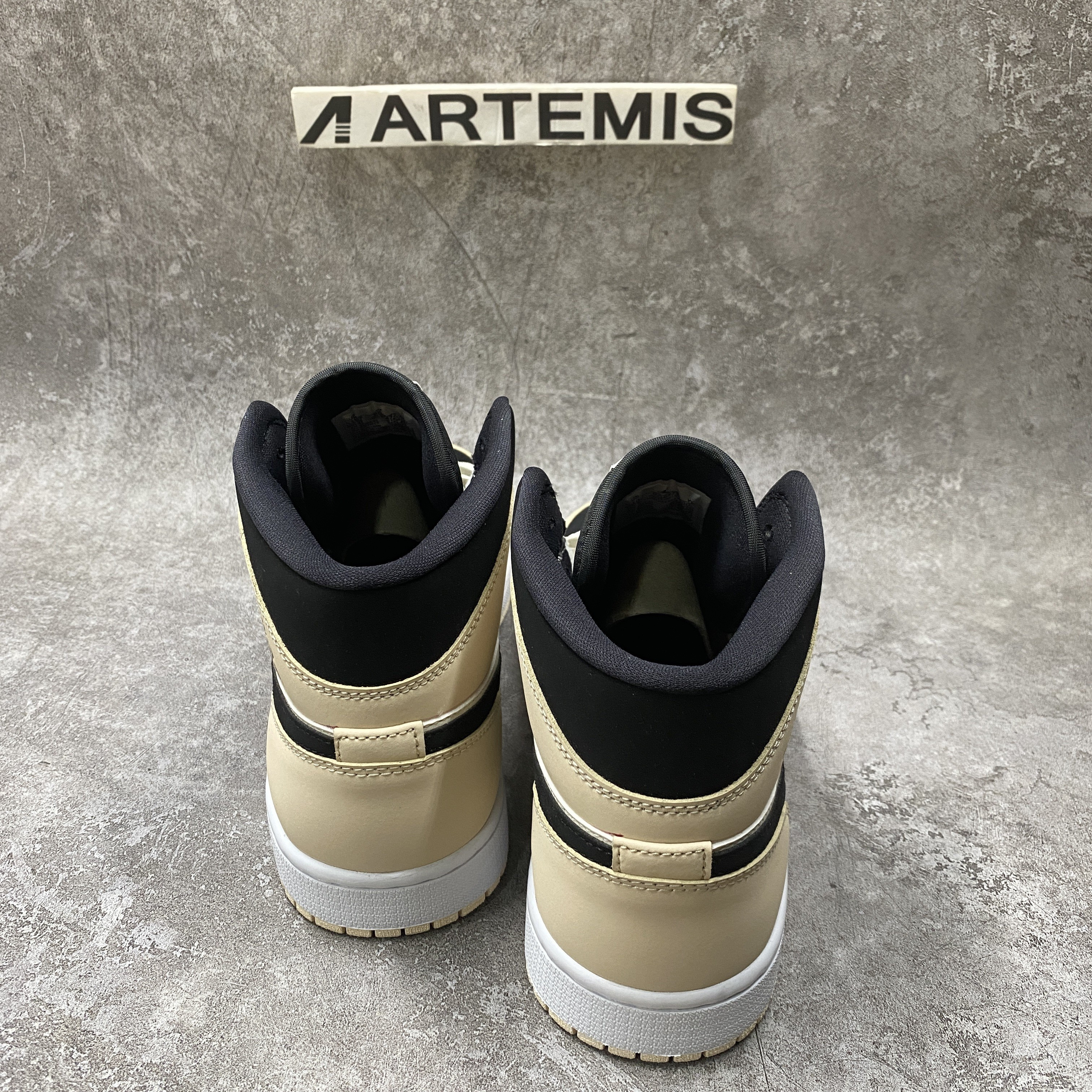 Air Jordan 1 Mid Barely Orange Light Viole