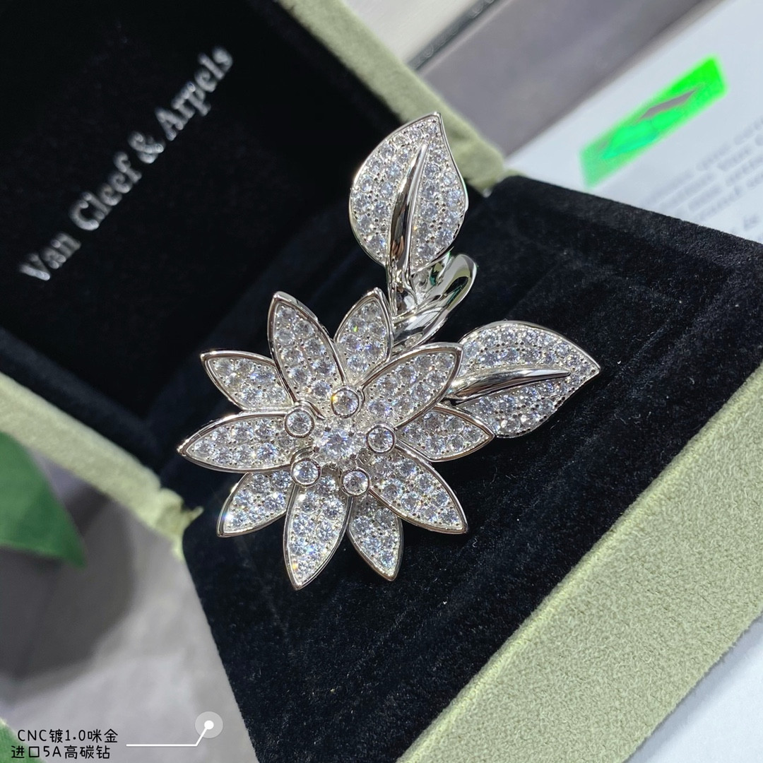 V*N CL*F & arpels lotus ring