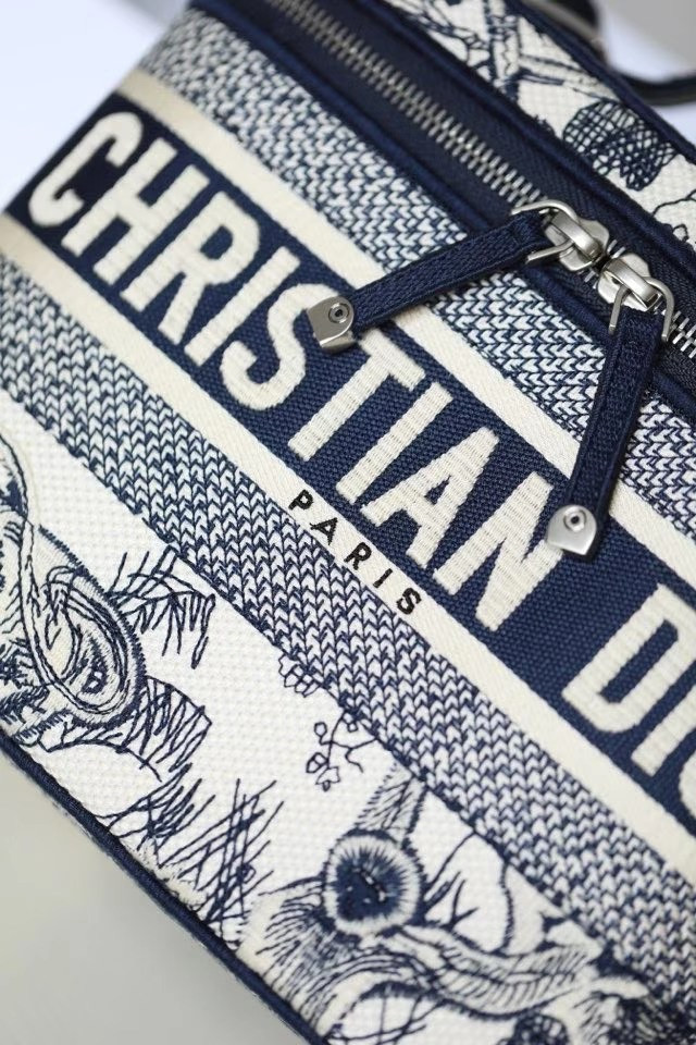 D*or travel make up bag