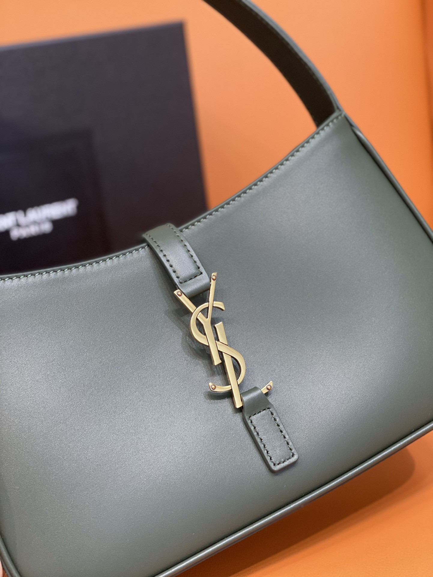 Y*L le 5 À 7 in smooth leather vert fonce  23 x 16 x 6.5 cm