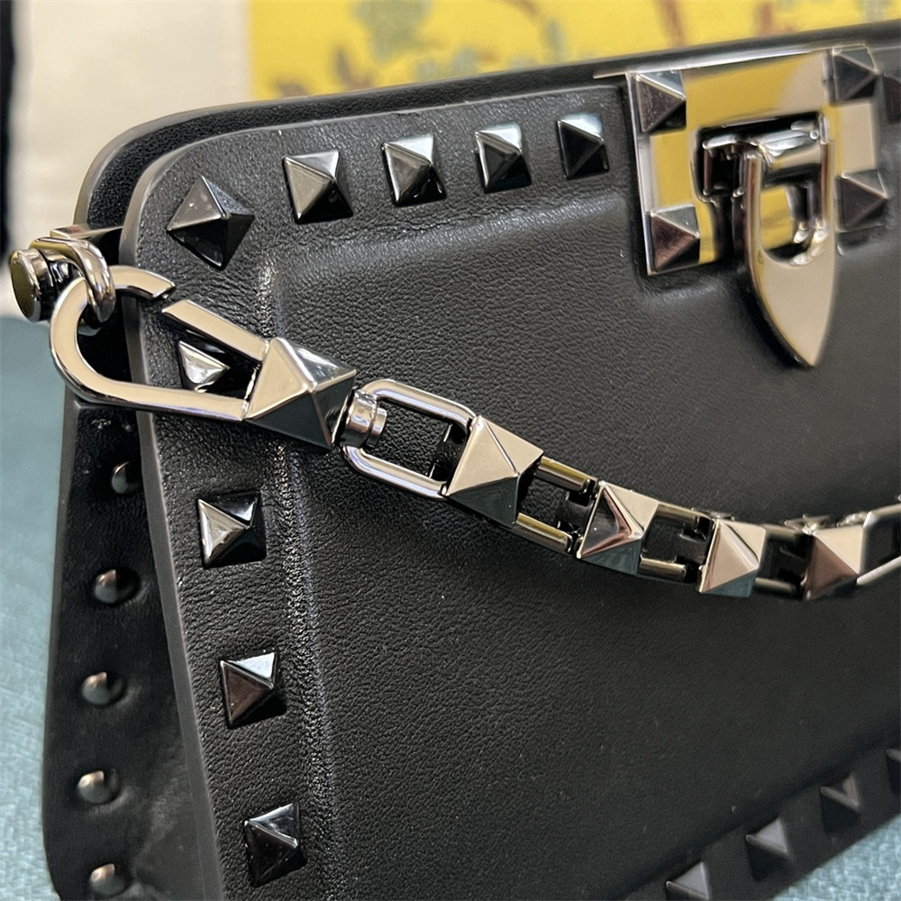 VALENTINO GARAVANI ROCKSTUD23 SMALL SMOOTH CALFSKIN SHOULDER BAG BLACK