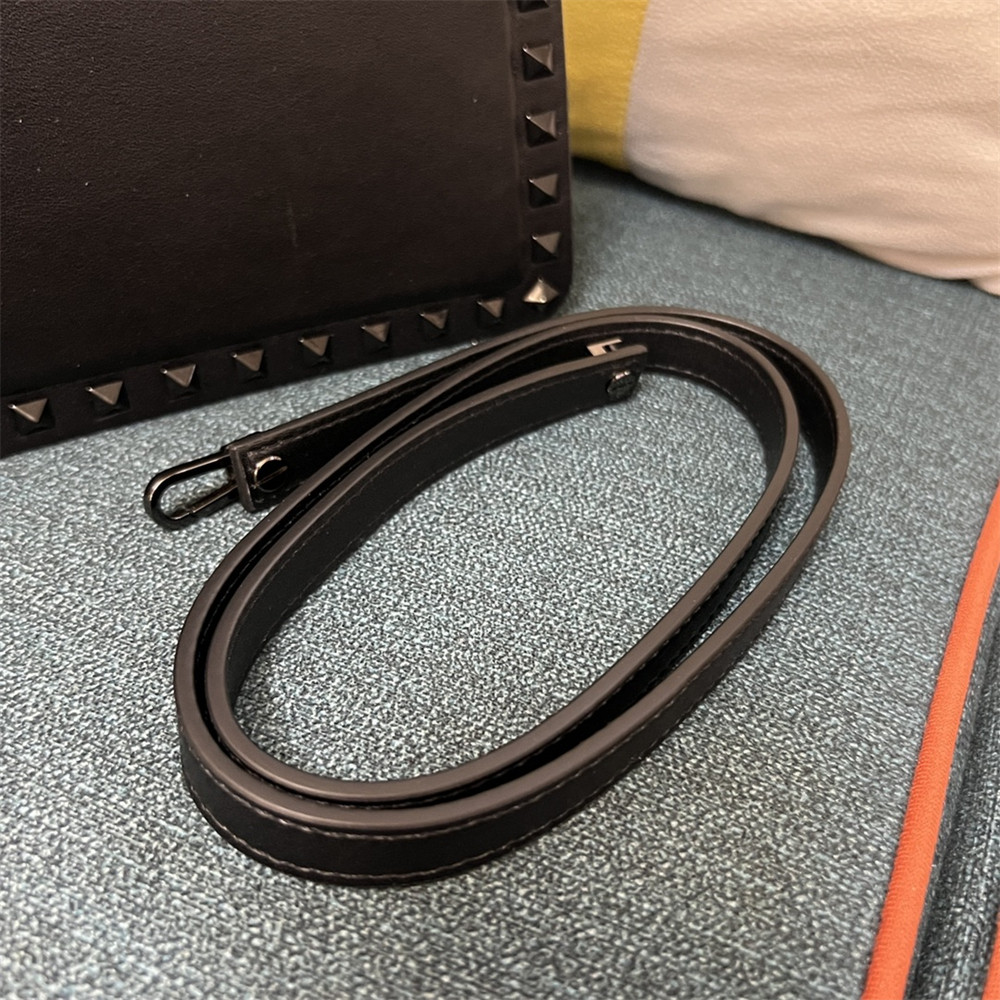 VALENTINO GARAVANI ROCKSTUD23 smooth calfskin handbag Black