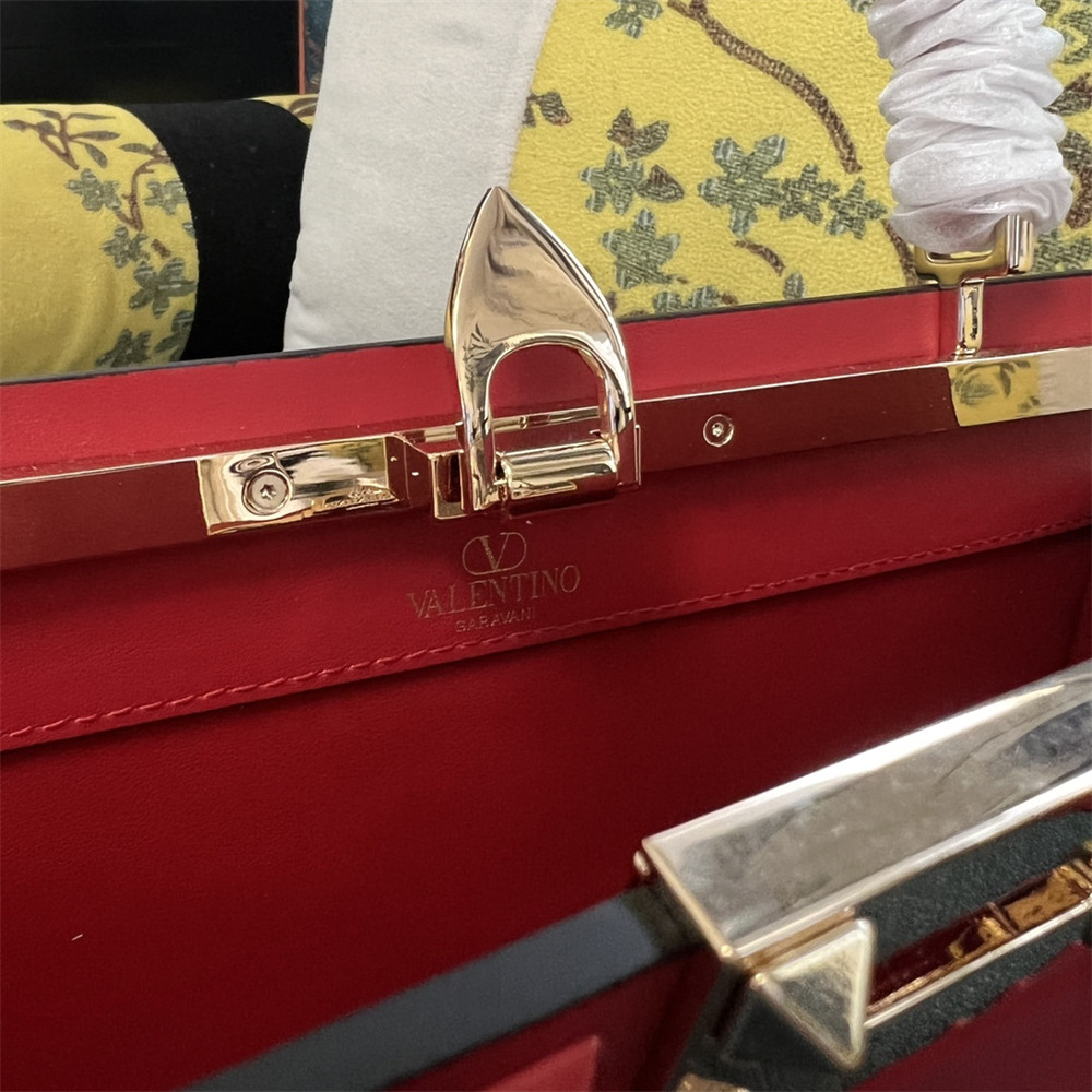 VALENTINO GARAVANI ROCKSTUD23 smooth calfskin handbag Red