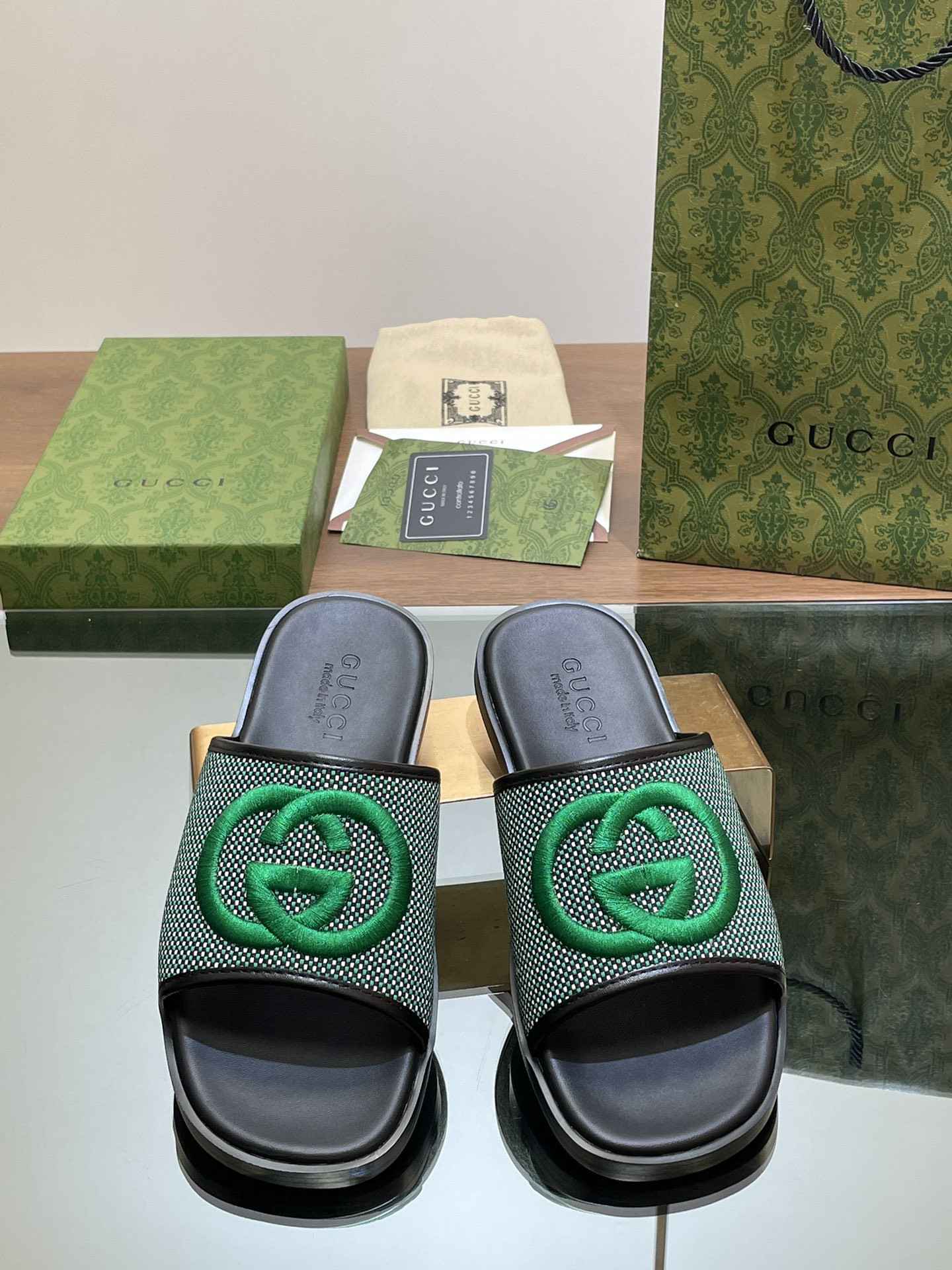 ua G*u*i interlocking g slide sandal