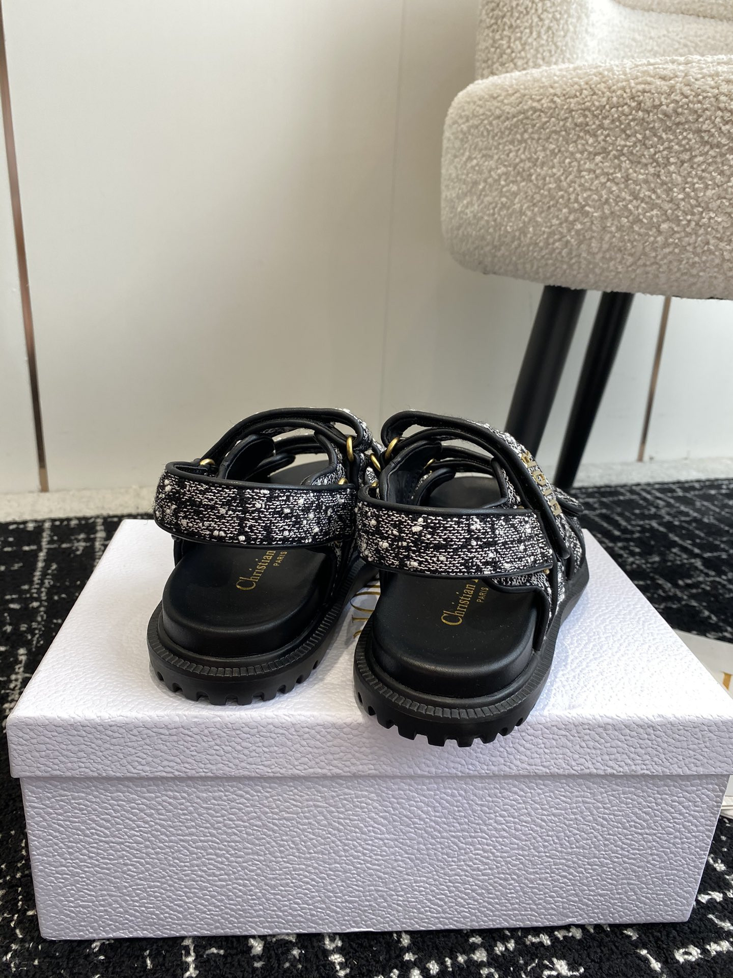ua D*oract sandal
