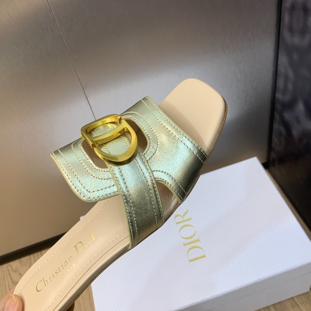 ua D*or 30 montaigne slide