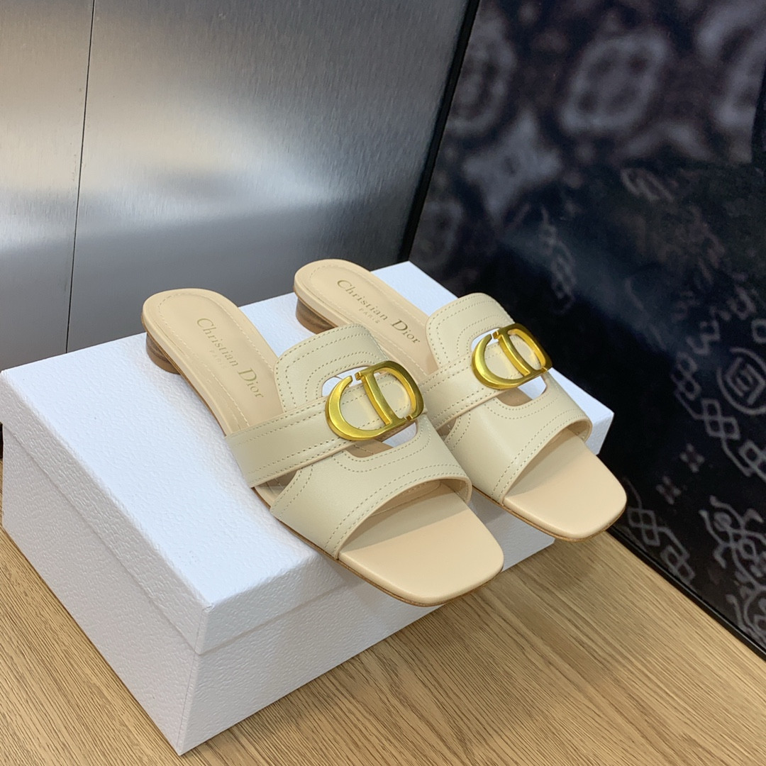 ua D*or 30 montaigne slide