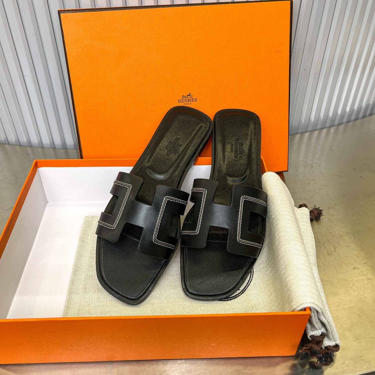 UA Hermès Oran sandal