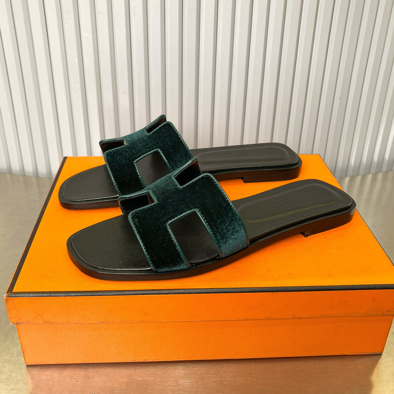 UA Hermès Oran sandal