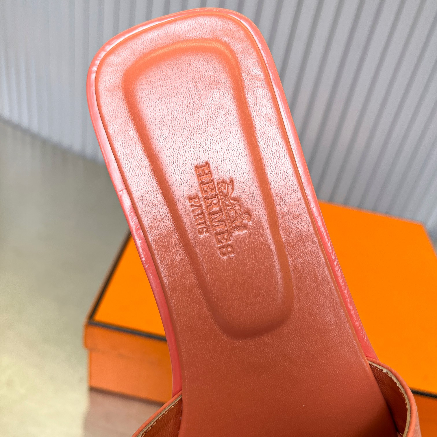 UA Hermès Oran sandal