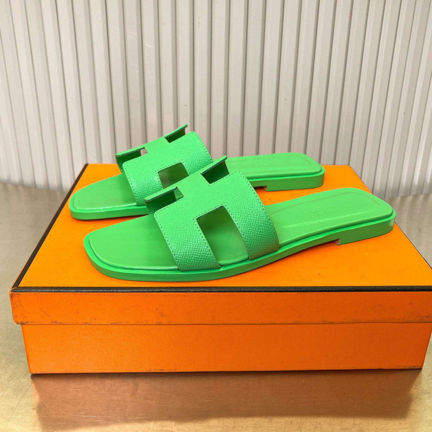 UA Hermès Oran sandal