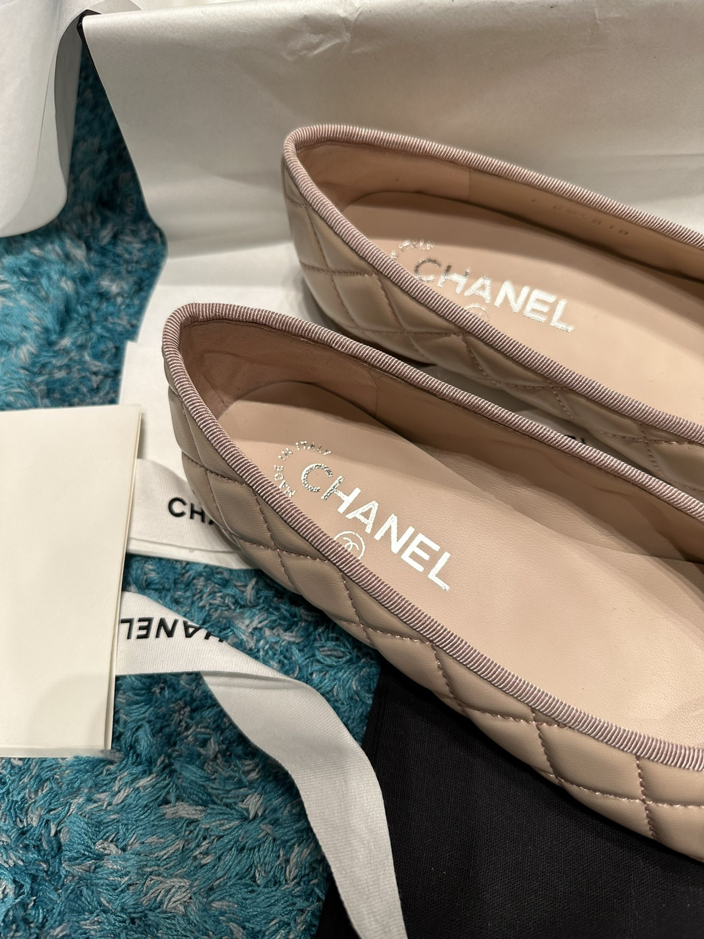 ua Ch*el ballet flats