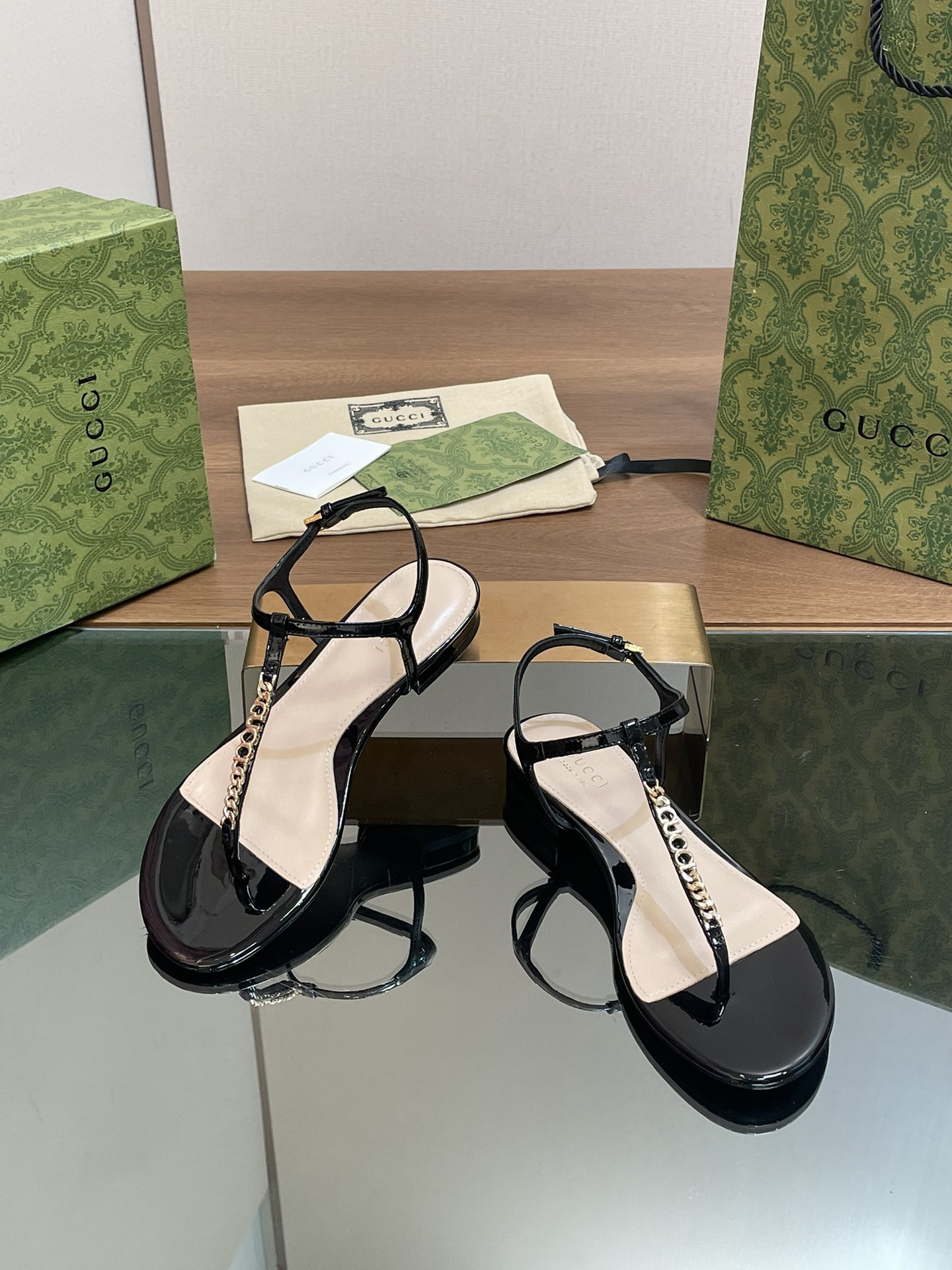 ua G*u*i signoria thong sandal