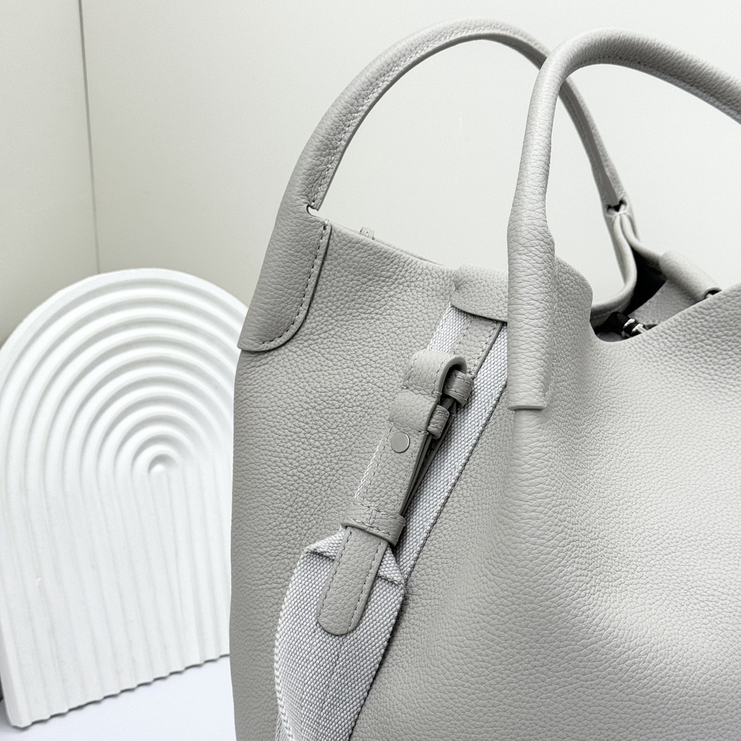 L**o p*ana large bale bag grained calfskin 24 x 20 x 27 cm