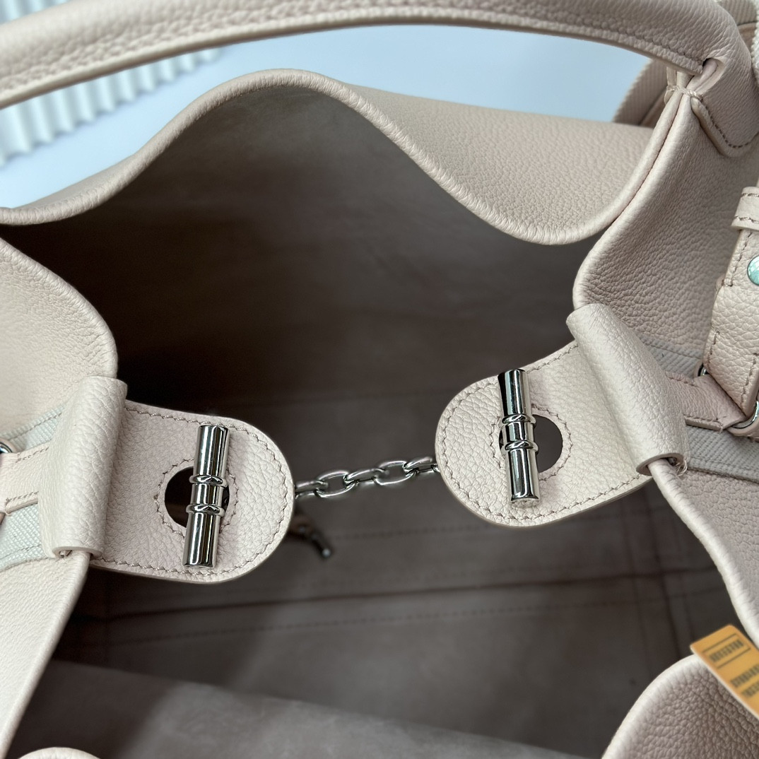 L**o p*ana large bale bag grained calfskin 24 x 20 x 27 cm