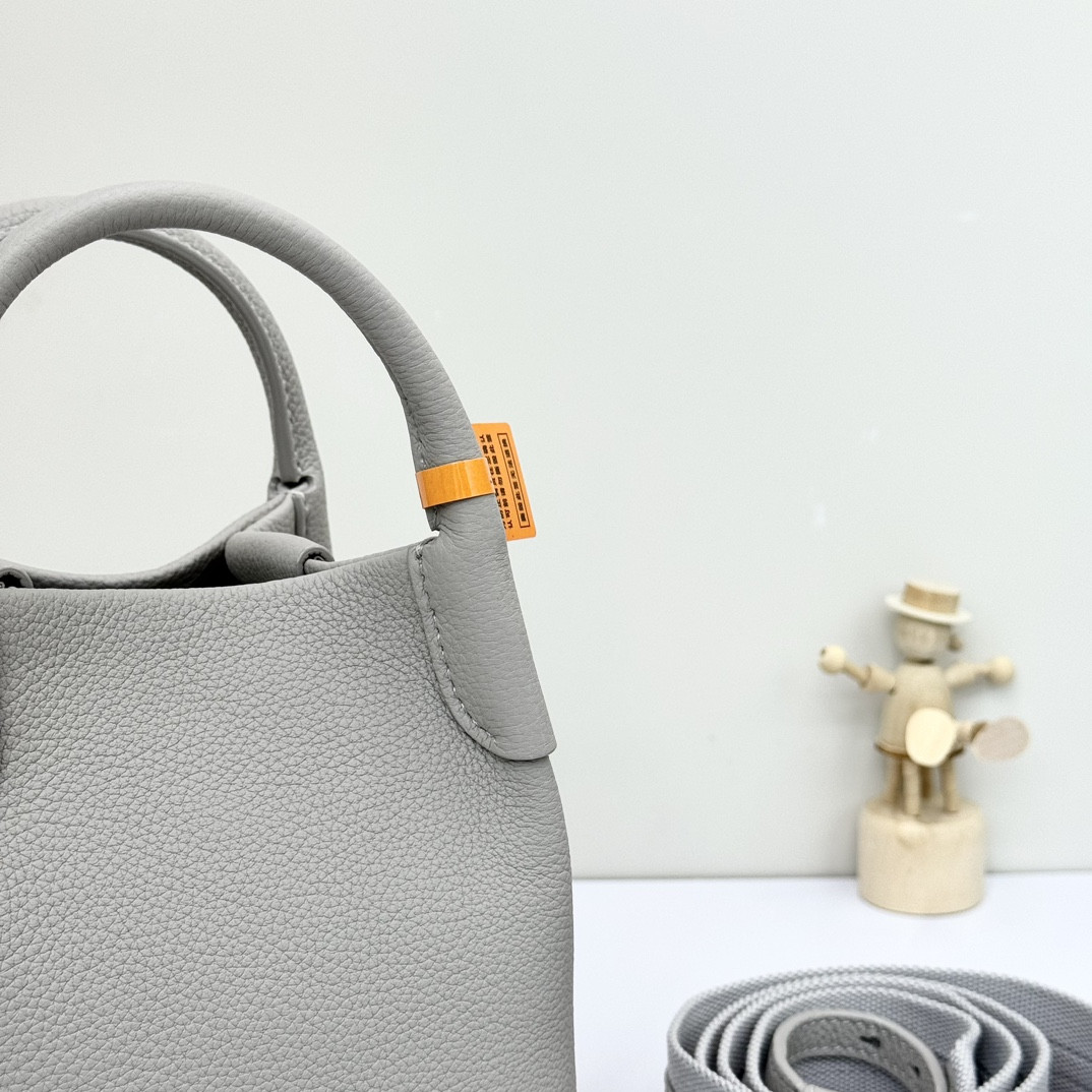 L**o p*ana micro bale bag grained calfskin 23 x 16 x 14 cm