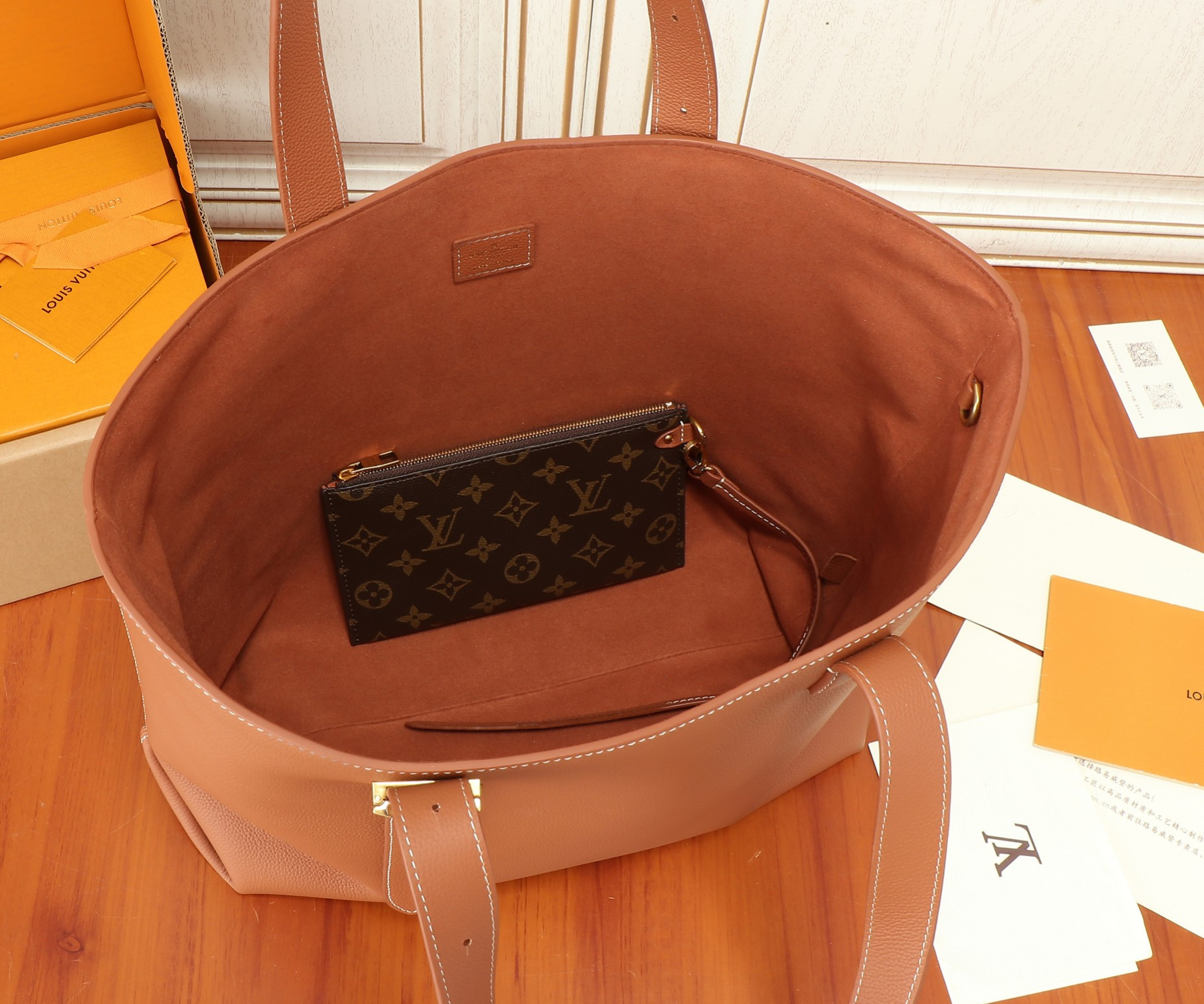 LV Low Key Cabas MM M25342 47x30x14cm