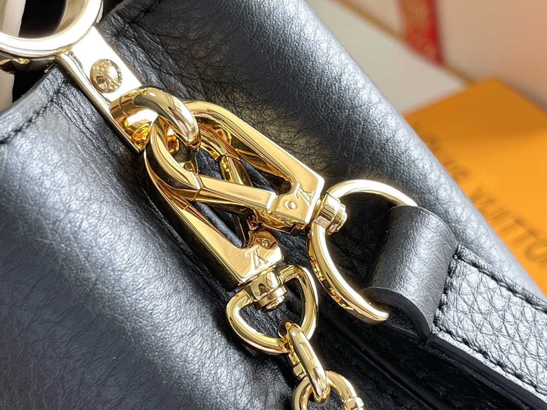 LV Capucines  M20845 21x14x8cm