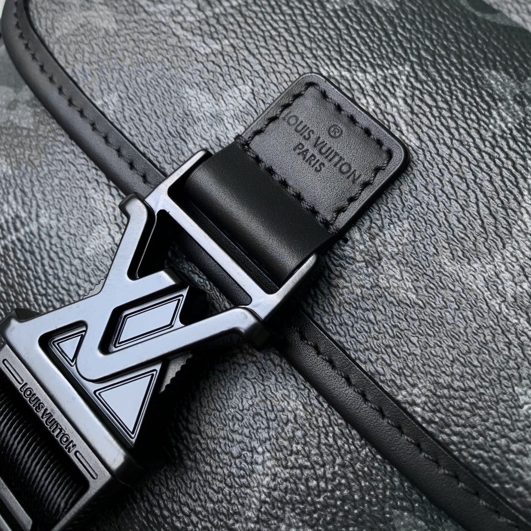 LV Getaway Messenger M12518  17 x 7.8 x 18 cm