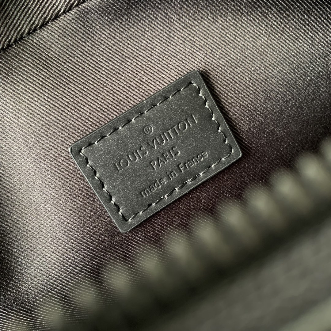 LV Getaway Messenger M12518  17 x 7.8 x 18 cm