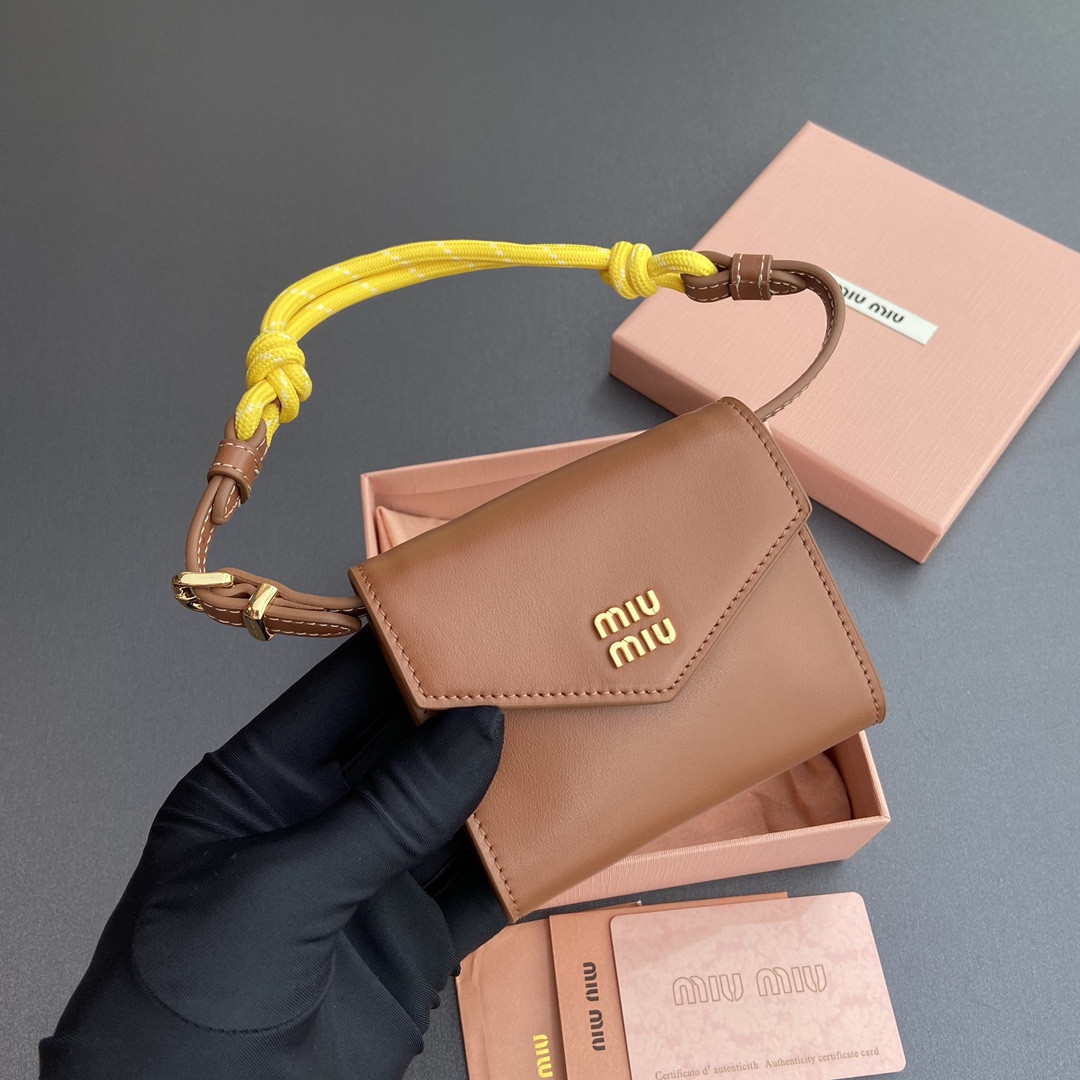 Miu Miu Leather shoulder wallet 8.5x10.5x2cm