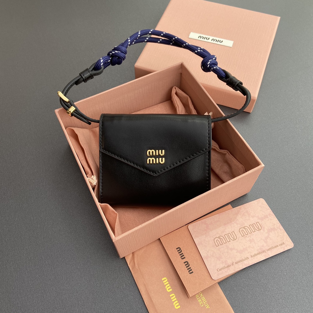 Miu Miu Leather shoulder wallet 8.5x10.5x2cm