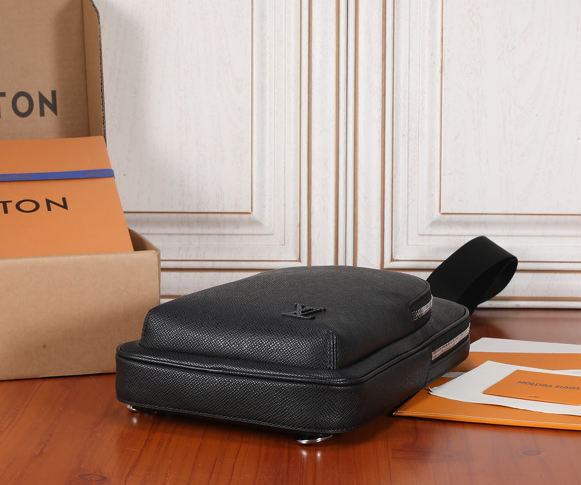 LV Avenue Sling Bag M30863 20 x 31 x 7 cm