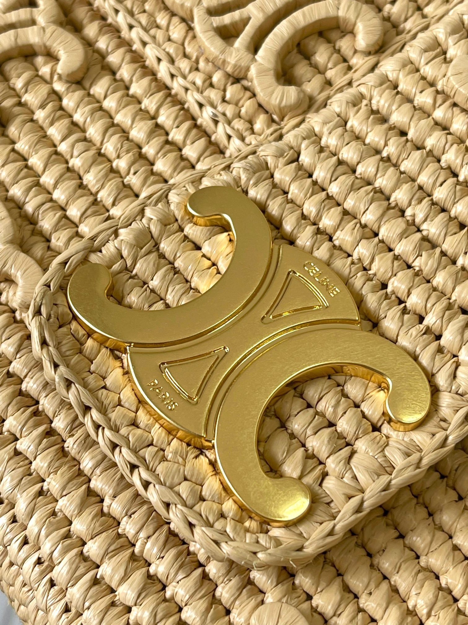 Ce**e victoire medium bag in raffia with triomphe embroideries 25x17x9cm