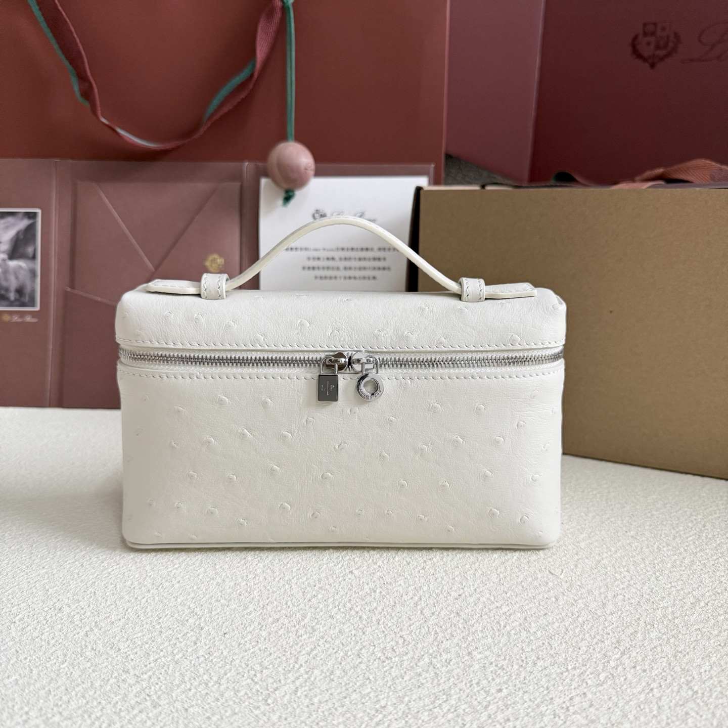 L**o p*ana extra pocket l19 ostrich-grained leather 11 x 19 x 6.5 cm