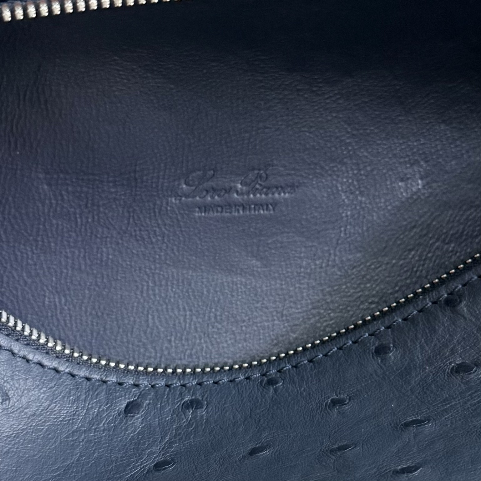 L**o p*ana extra pocket l19 ostrich-grained leather 11 x 19 x 6.5 cm