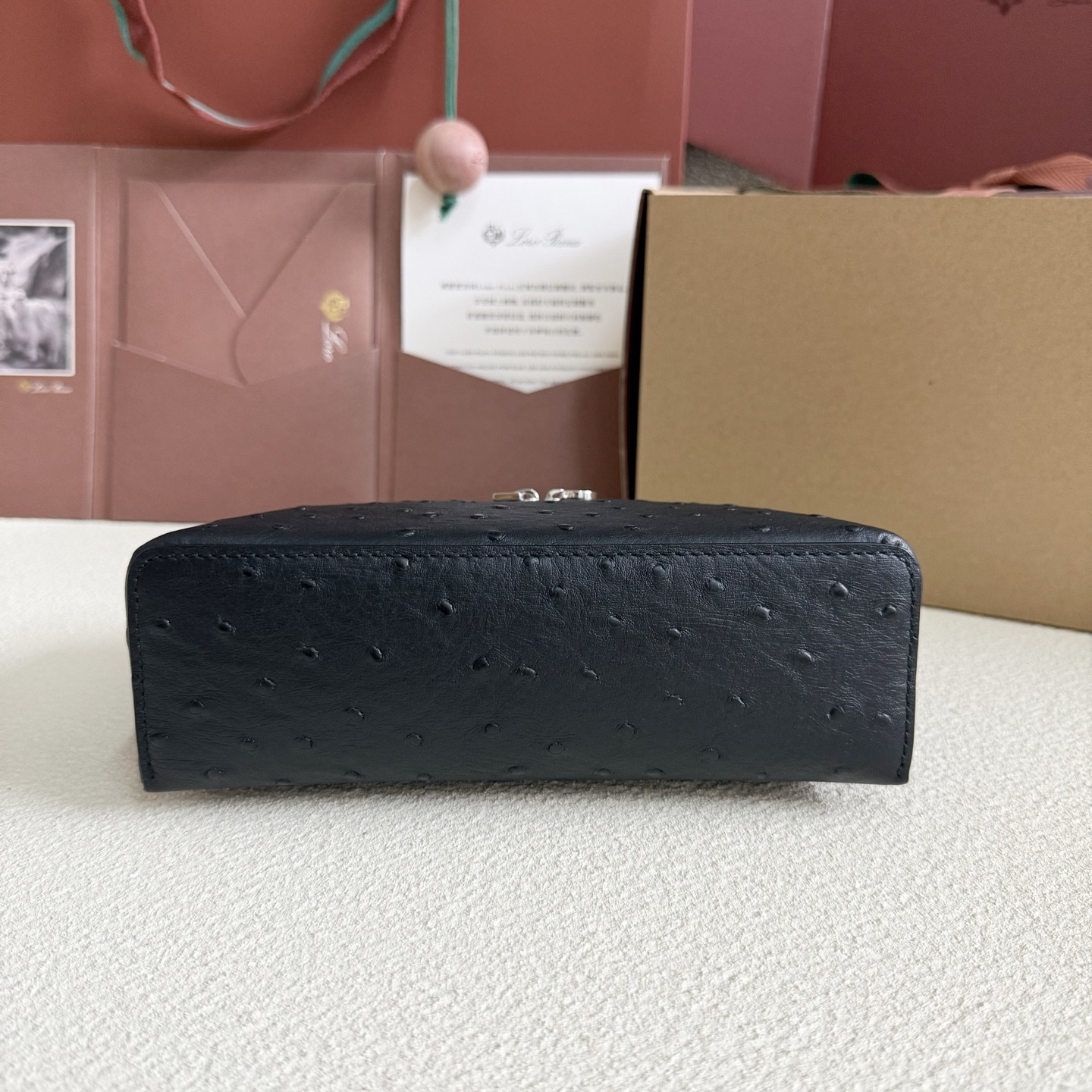 L**o p*ana extra pocket l19 ostrich-grained leather 11 x 19 x 6.5 cm