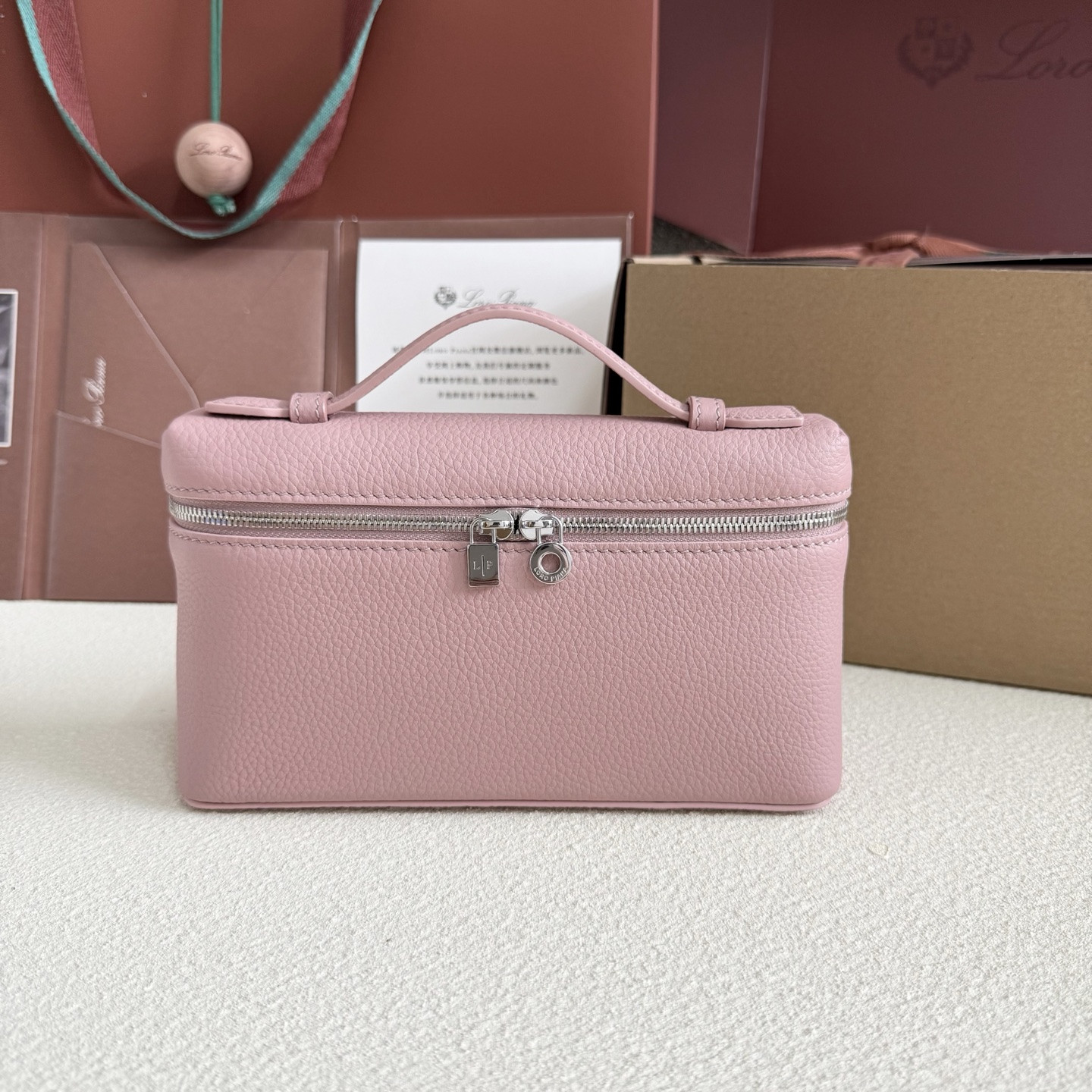 L**o p*ana extra pocket l19 grained calfskin 11 x 19 x 6.5 cm