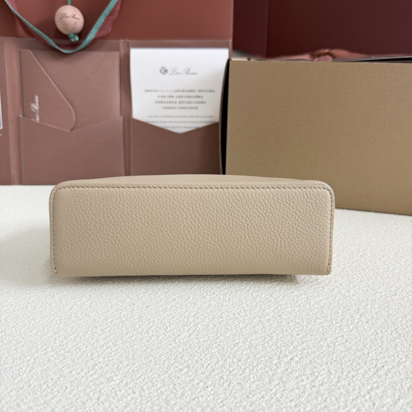 L**o p*ana extra pocket l19 grained calfskin 11 x 19 x 6.5 cm