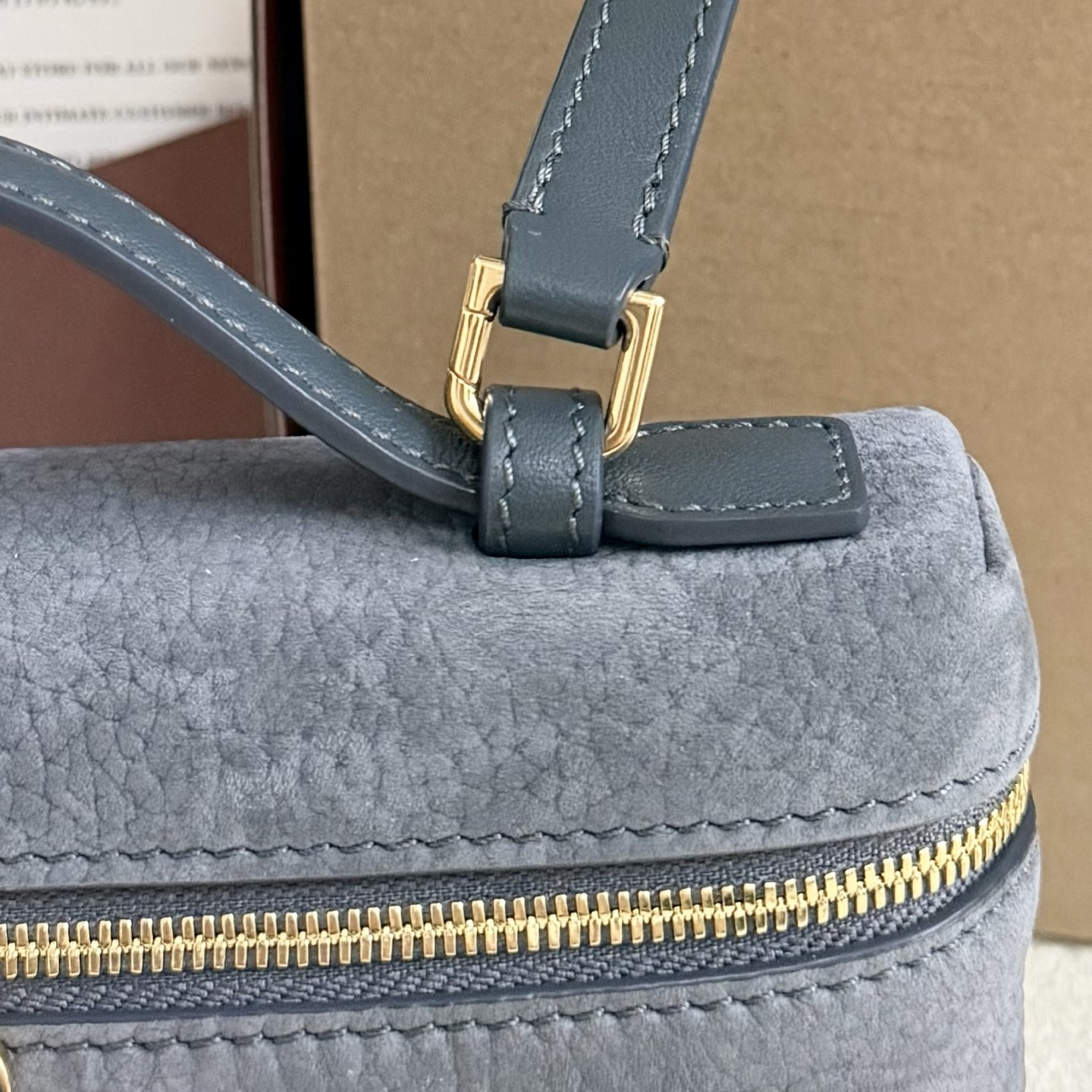 L**o p*ana extra pocket l19 grained calfskin 11 x 19 x 6.5 cm