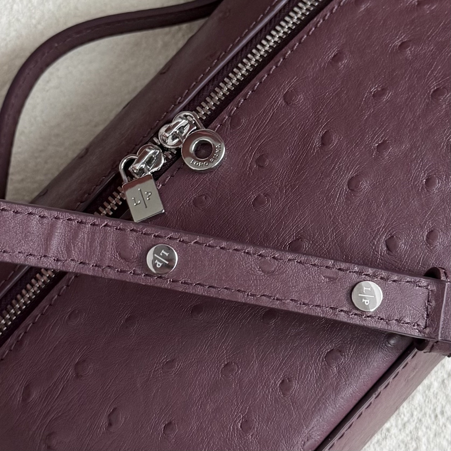 L**o p*ana extra pocket l19 ostrich-grained leather 11 x 19 x 6.5 cm