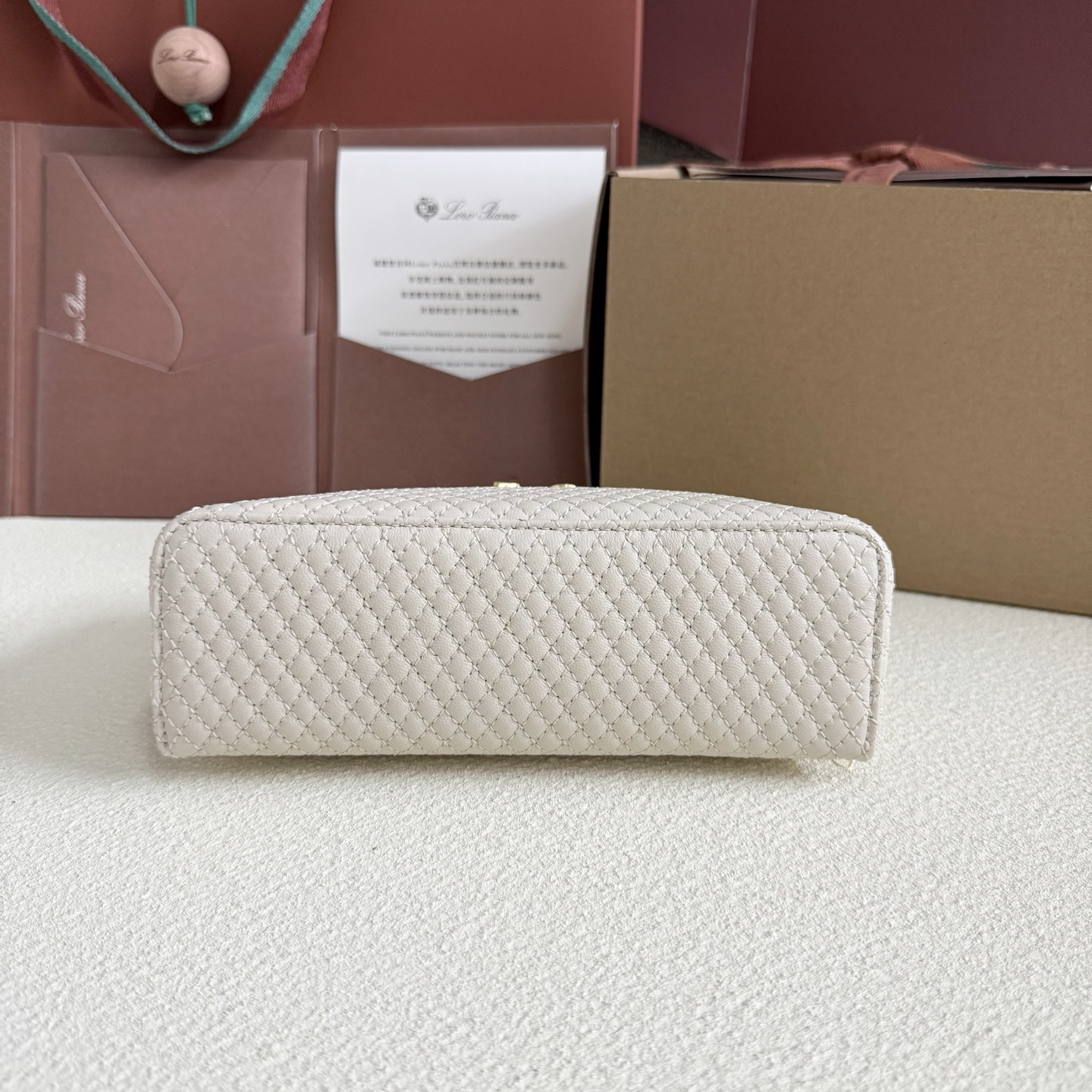 L**o p*ana extra pocket l19 lambskin 19x11.5x7cm