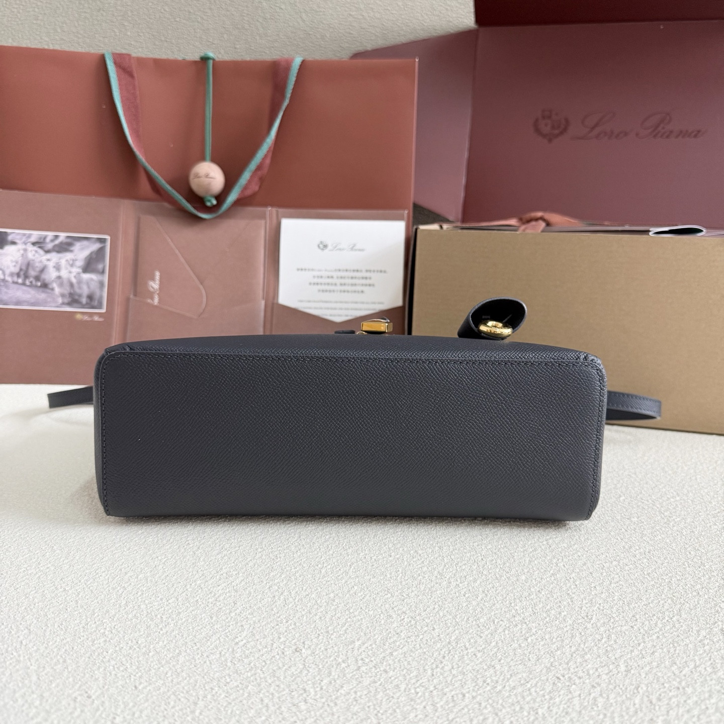 L**o p*ana extra pocket l27 calfskin 16x27x10cm