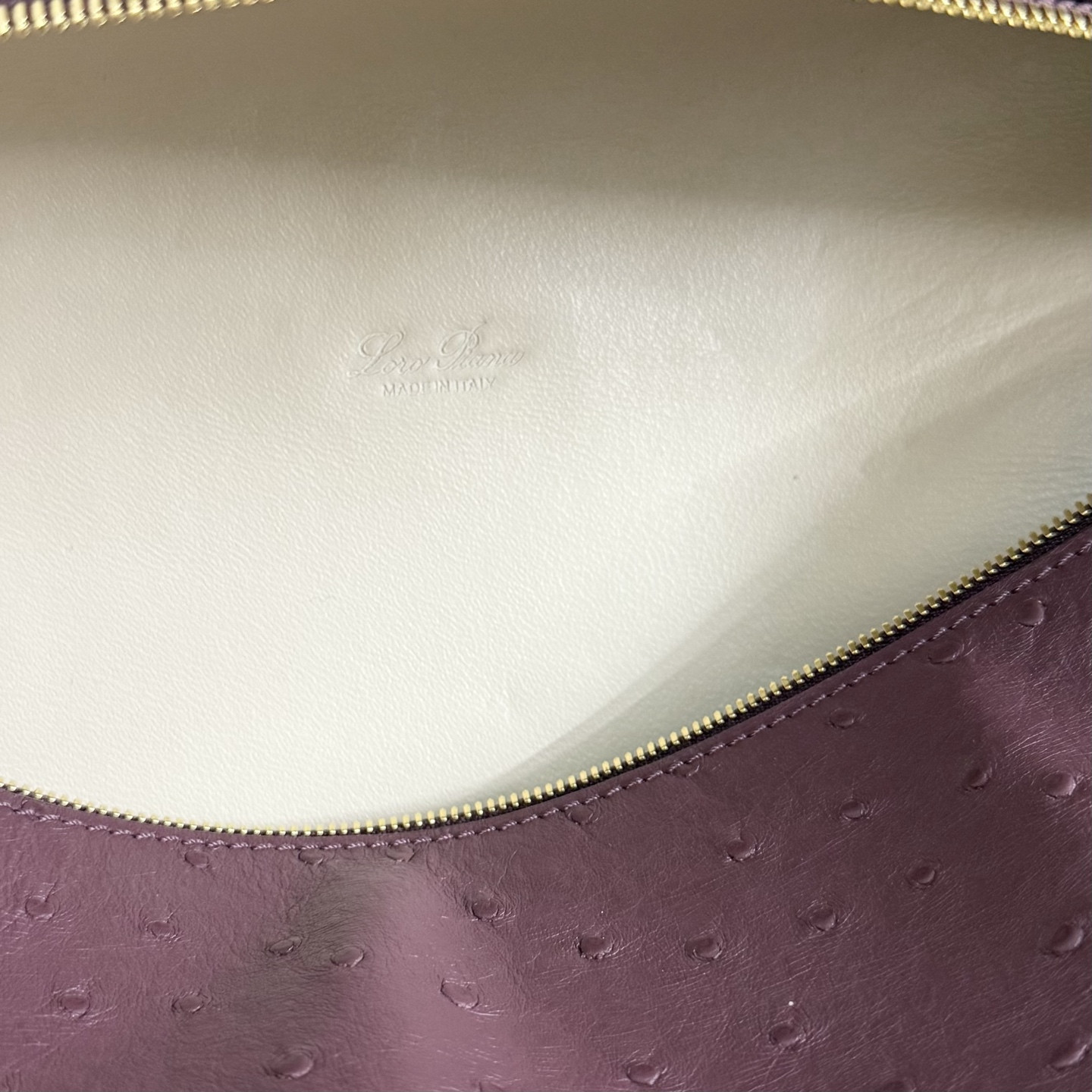 L**o p*ana extra pocket l27 ostrich-grained leather 16x27x10cm