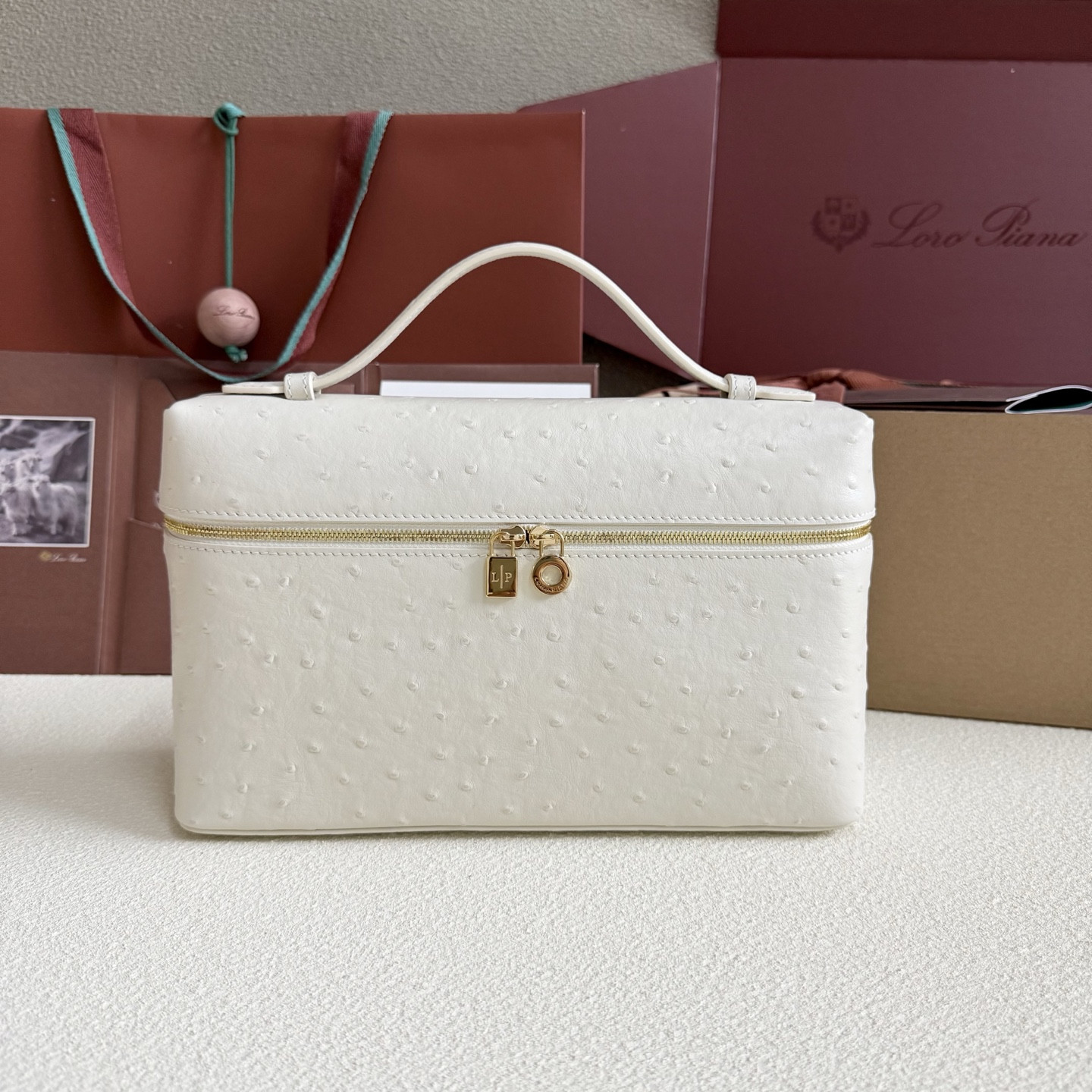 L**o p*ana extra pocket l27 ostrich-grained leather 16x27x10cm