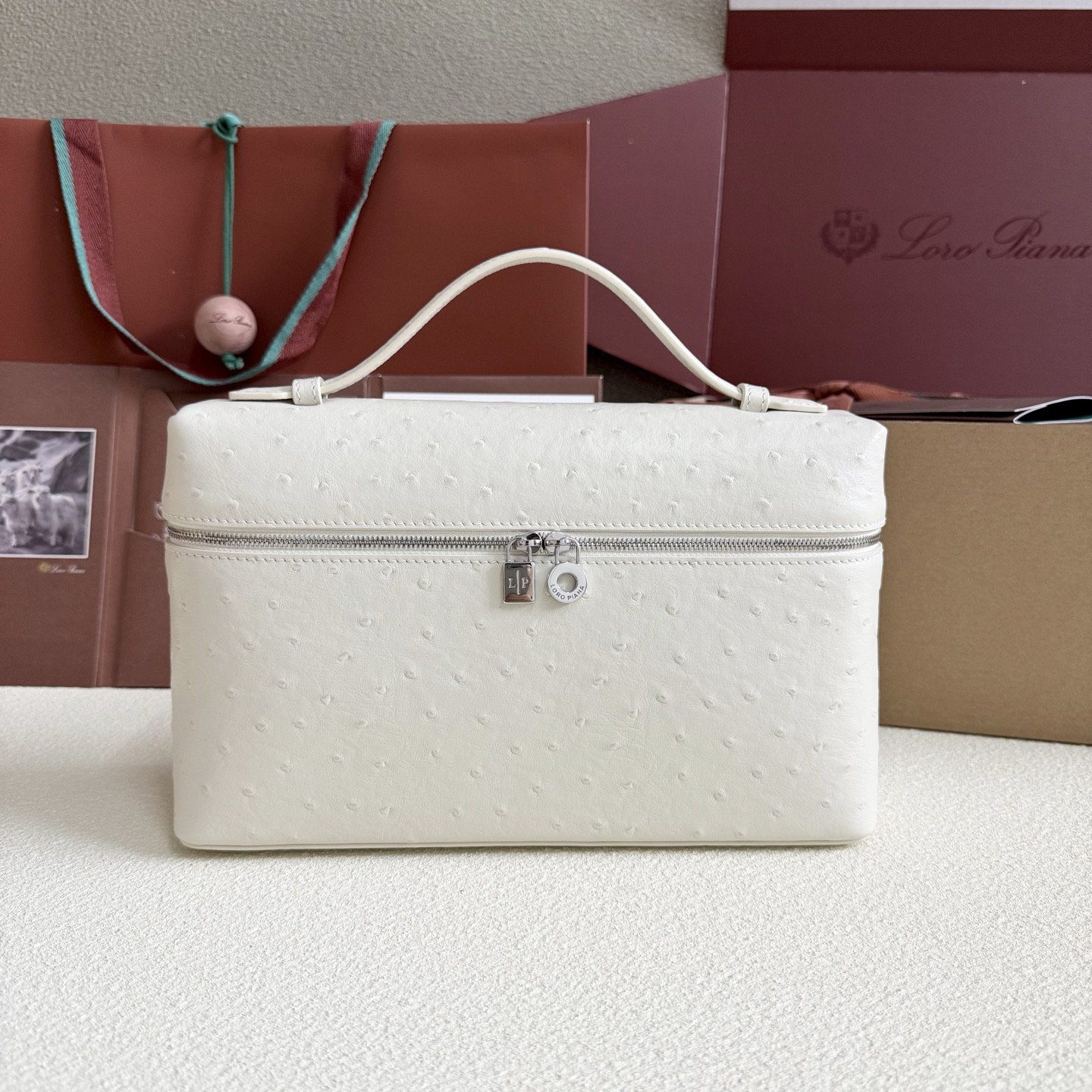 L**o p*ana extra pocket l27 ostrich-grained leather 16x27x10cm